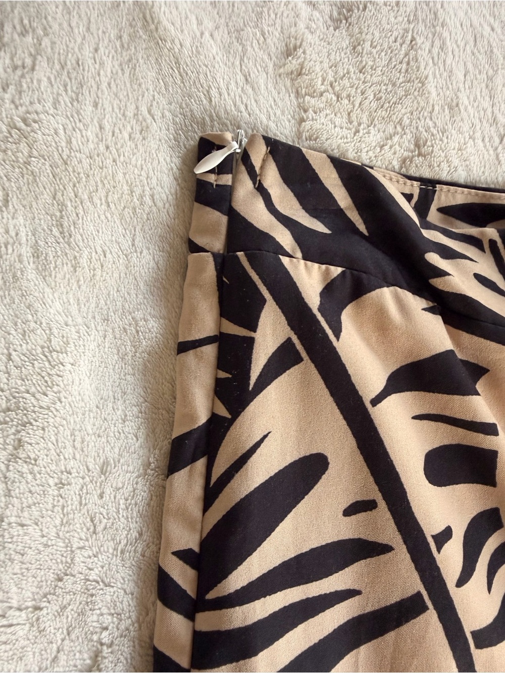 SHEIN Beige and Black Palm-Print Wide Leg Pants - Picture 3 of 5